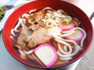 udon noodle bir kase dilimlenmiş domuz ve Kamaboko ile tepesinde / Japon mutfağı