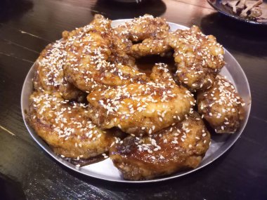 Susam ile baharatlı sos tavuk kanadı