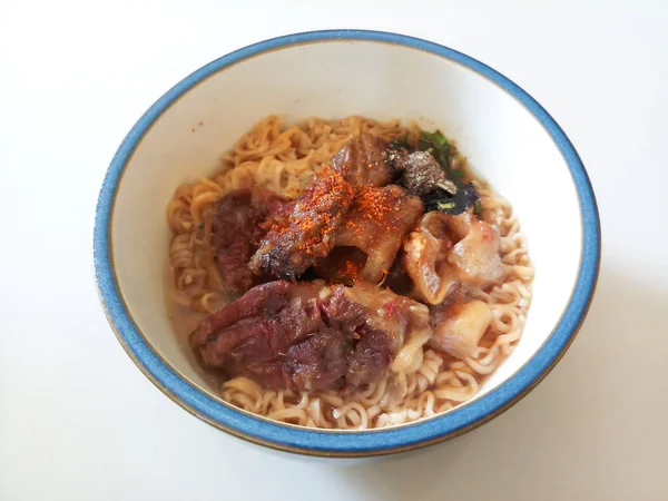 Uma Tigela Macarrão Instantâneo Com Guisado Carne — Fotografia de Stock