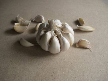 Yönetim Kurulu doku arka plan taze sarımsak ampul ve Mdf ahşap plaka üzerinde diş sarımsak