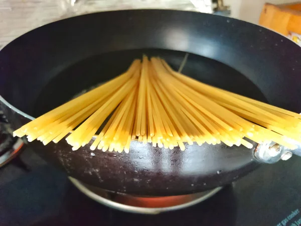 Los Espaguetis Secos Cocinan Hervir Sartén —  Fotos de Stock