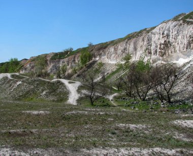 Ridge tebeşir yollar üzerinde çeşitli bir mavi gökyüzü backgro,