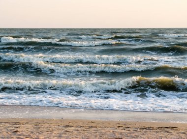 Karanlık deniz dalgaları beyaz köpük ile