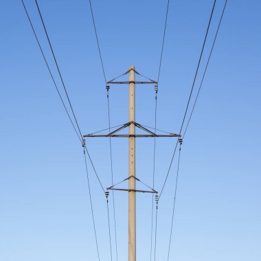 Traversve yüksek gerilim teli ile beton sütun lu güç hatları