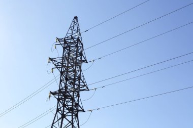 Çok sayıda tel içeren yüksek gerilim li bir elektrik hattının metal direci