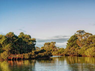 Bir kış gününde geç öğleden sonra Tooradin Victoria Avustralya su