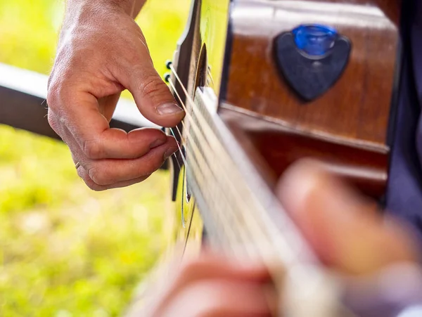 Eller bir müzisyenin bir ahşap Klasik akustik gitar çalmaya