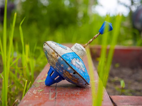 Ijzeren Oude Speelgoed Yulia Vergeten Speeltuin Een Helder Groene Achtergrond — Stockfoto