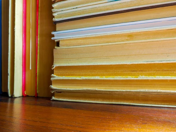 Her gün gerekli kalem: Not defteri ve defter ile bir iş adamı için ayarla