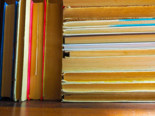 Her gün gerekli kalem: Not defteri ve defter ile bir iş adamı için ayarla