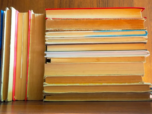 Her gün gerekli kalem: Not defteri ve defter ile bir iş adamı için ayarla