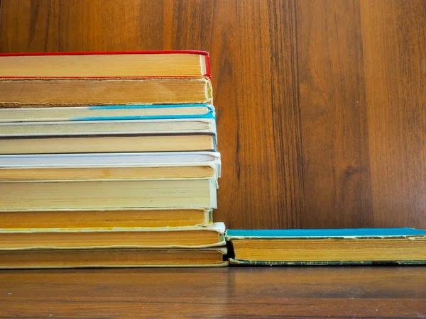 Her gün gerekli kalem: Not defteri ve defter ile bir iş adamı için ayarla