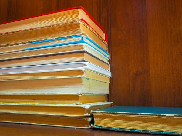 Her gün gerekli kalem: Not defteri ve defter ile bir iş adamı için ayarla