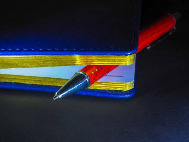 Her gün gerekli kalem: Not defteri ve defter ile bir iş adamı için ayarla