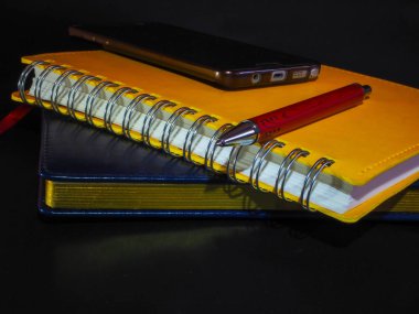 Her gün gerekli kalem: Not defteri ve defter ile bir iş adamı için ayarla