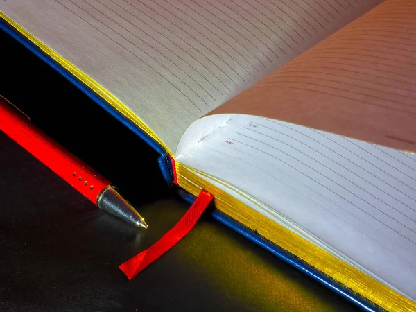 Her gün gerekli kalem: Not defteri ve defter ile bir iş adamı için ayarla