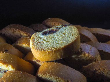 Taze pişmiş kuru üzüm yalan ahşap masa üstü ve karanlık bir arka plan üzerine vanilya lezzetli kraker.