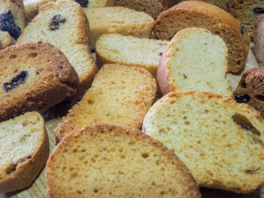 Taze pişmiş kuru üzüm yalan ahşap masa üstü ve karanlık bir arka plan üzerine vanilya lezzetli kraker.