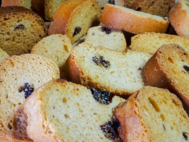 Taze pişmiş kuru üzüm yalan ahşap masa üstü ve karanlık bir arka plan üzerine vanilya lezzetli kraker.