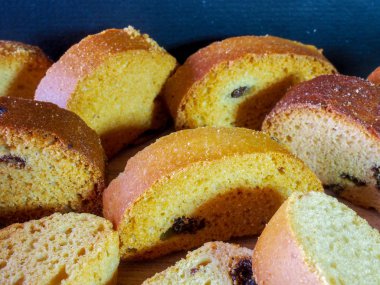 Taze pişmiş kuru üzüm yalan ahşap masa üstü ve karanlık bir arka plan üzerine vanilya lezzetli kraker.