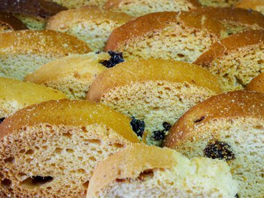 Taze pişmiş kuru üzüm yalan ahşap masa üstü ve karanlık bir arka plan üzerine vanilya lezzetli kraker.