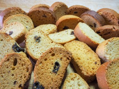 Taze pişmiş kuru üzüm yalan ahşap masa üstü ve karanlık bir arka plan üzerine vanilya lezzetli kraker.