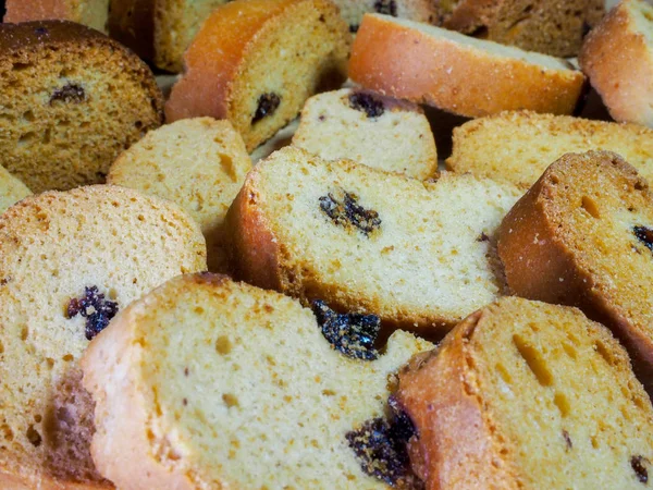 Taze pişmiş kuru üzüm yalan ahşap masa üstü ve karanlık bir arka plan üzerine vanilya lezzetli kraker.