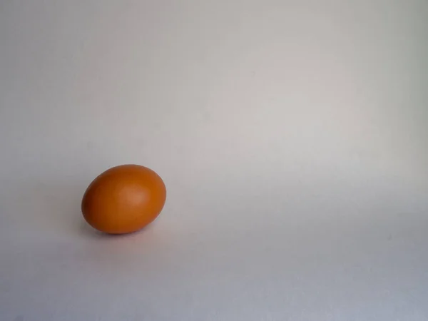 Brown egg of light color prepares for the holiday Easter on a white background. — Stock Photo, Image