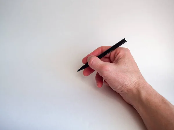 Kişi el ele beyaz bir arka plan üzerinde tutar.