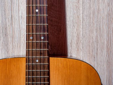 Açık ahşap arka plan klasik akustik gitar kahverengi
