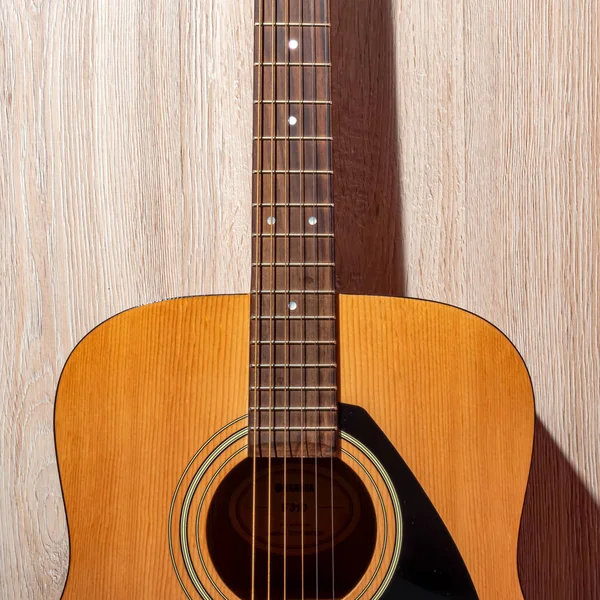 Açık ahşap arka plan klasik akustik gitar kahverengi