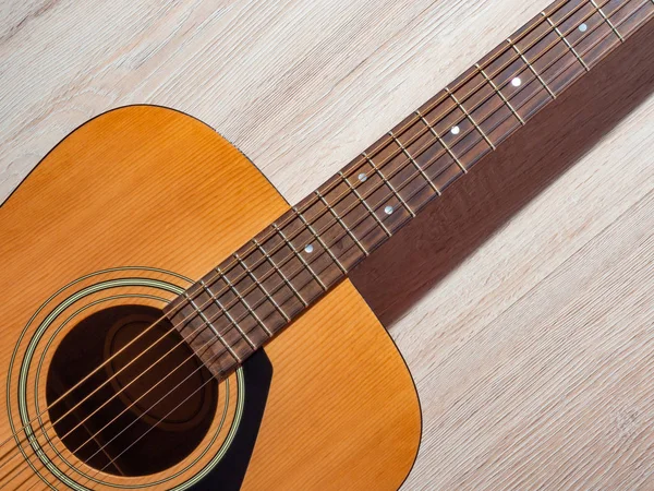 Açık ahşap arka plan klasik akustik gitar kahverengi
