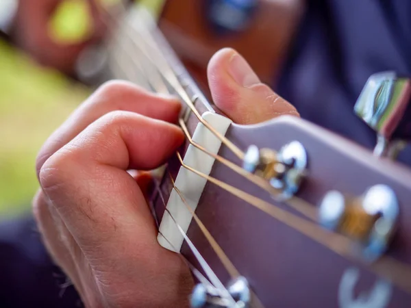 Gitara akustyczna w rękach rockowego muzyk. — Zdjęcie stockowe