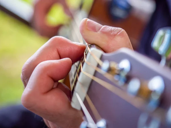 Gitara akustyczna w rękach rockowego muzyk. — Zdjęcie stockowe
