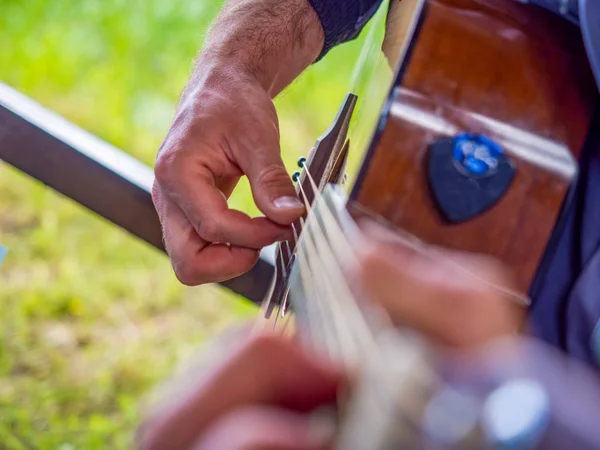 Gitara akustyczna w rękach rockowego muzyk. — Zdjęcie stockowe