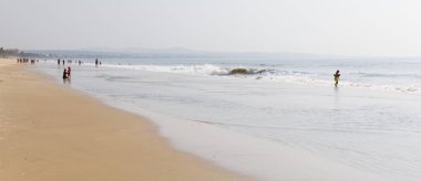 Nam Tien, Vietnam - 14 Şubat 2018: İnsanlar Nam Tien, Vietnam kumlu plajda