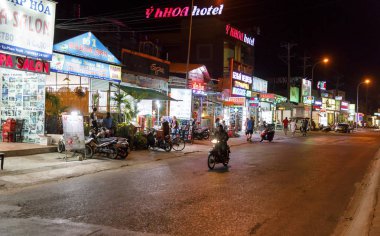 Nam Tien, Vietnam - 14 Şubat 2018: Road Side gece cadde görünümü Vietnam'da 14 Şubat 2018 üzerinde depolar.