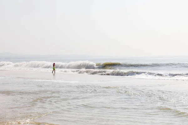 Nam Tien Vietnam February 2018 Child Watches Ocean Waves Beach — Stock Photo, Image