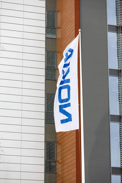 Nokia zászlók hullám a szél — Stock Fotó