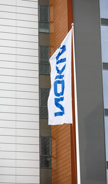 Nokia-Flaggen wehen im Wind — Stockfoto