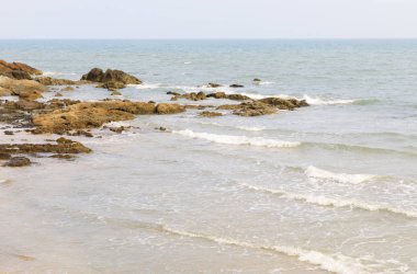 Vietnam'da kayaların ve dalgalı okyanusun deniz manzarası