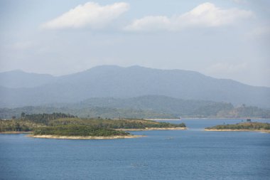 Su ve adalar ile Vietnam manzara