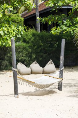 Beyaz hamak kumlu bir plajda asılı