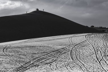 Mui Ne, Vietnam sarı kum tepeleri üzerinde turist yürüyüş