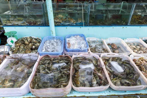 Cuencos llenos de mariscos frescos en Vietnam — Foto de Stock