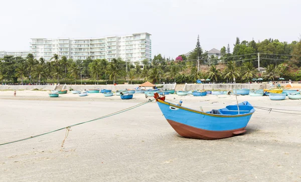 Bateau de pêche bleu sur la plage de sable au Vietnam — Photo