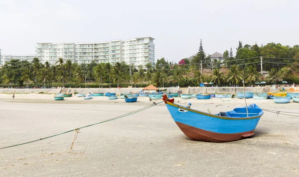 Modrá rybářská loď na písečné pláži ve Vietnamu — Stock fotografie