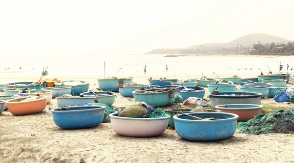 Tondo barca da pesca su una spiaggia di sabbia in Vietnam — Foto Stock