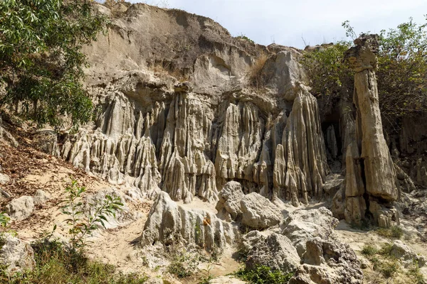 Braune sandige Klippen in nam tien, Vietnam — Stockfoto