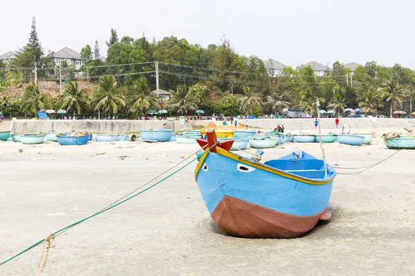 Modrá rybářská loď na písečné pláži ve Vietnamu — Stock fotografie